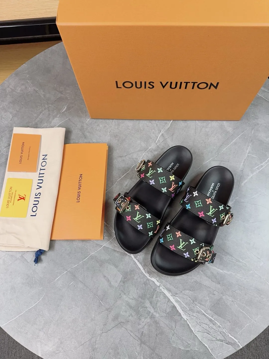 👟👟Ex-factory price 400👟👟 New slippers for spring and summer🌟The belt buckle is adjustable and elastic, full of beach style, original molded LV metal logo decoration, fashionable and beautiful, super versatile🤳🏻upper cowhide/customized imported jacquard fabric/original old-fashioned leather material, water-dyed sheepskin lining (water platform + wear-resistant velvet + rubber sole) three-layer combination outsole 🔶Size: Female 35-43 Male: 38-46